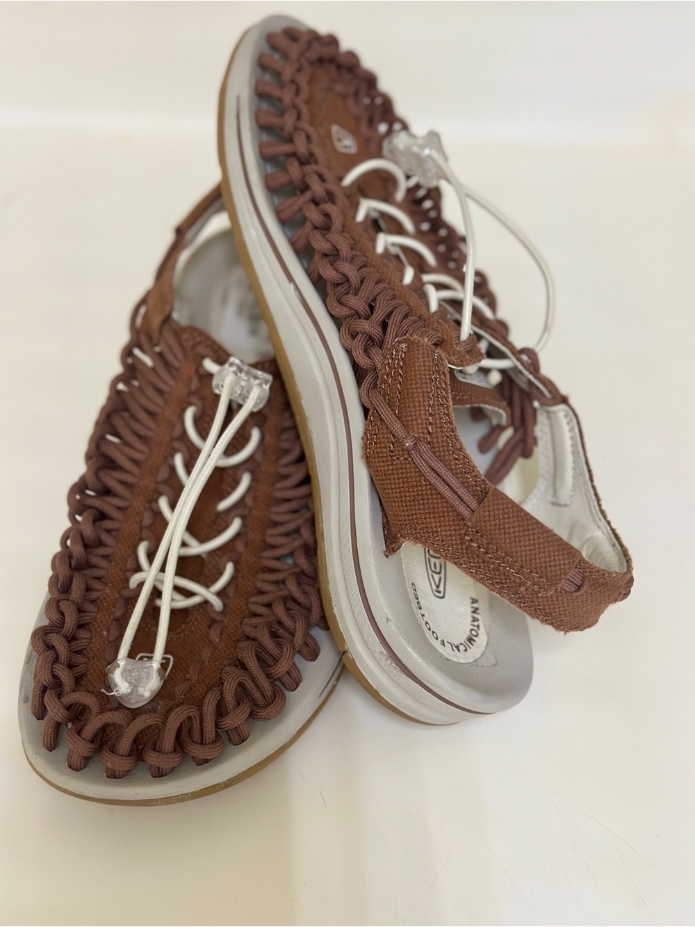 Keen Brown and Cream Woven Hanging Sandal Organizer - Picture 3 of 5